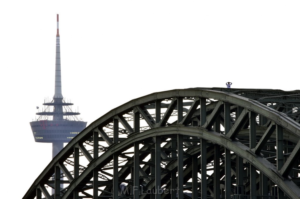 PSpringt kein Suizid Brueckenspringer Koeln Hohenzollernbruecke P110.JPG - Miklos Laubert